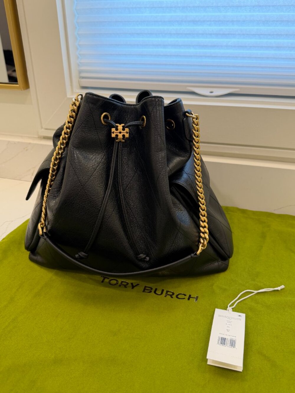 TORY BURCH LARGE CHARLIE QUILTED DRAWSTRING SHOULDER BAG, BLACK - Picture 4 of 15